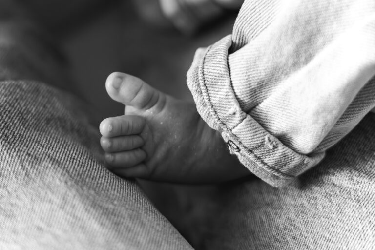 Détails des pieds d'un bébé lors d'une séance nouveau-né à domicile sur le bassin d'arcachon