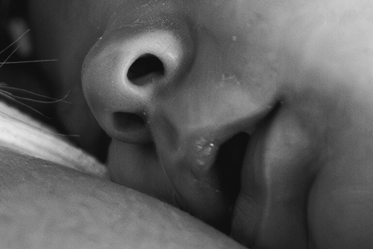 Photo en noir et blanc des détails du nez et de la bouche d'un nouveau-né lors d'une séance nouveau-né à domicile à Mios sur le bassin d'arcachon
