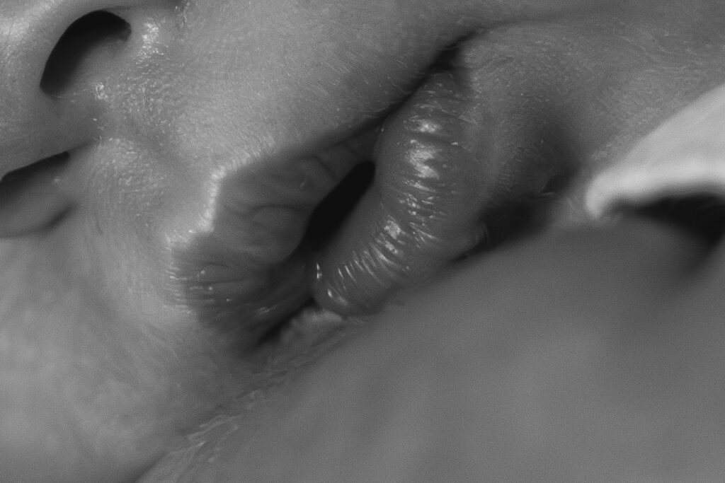 Photo en noir et blanc des détails de la bouche d'un nouveau-né lors d'une séance naissance au home studio à Bordeaux