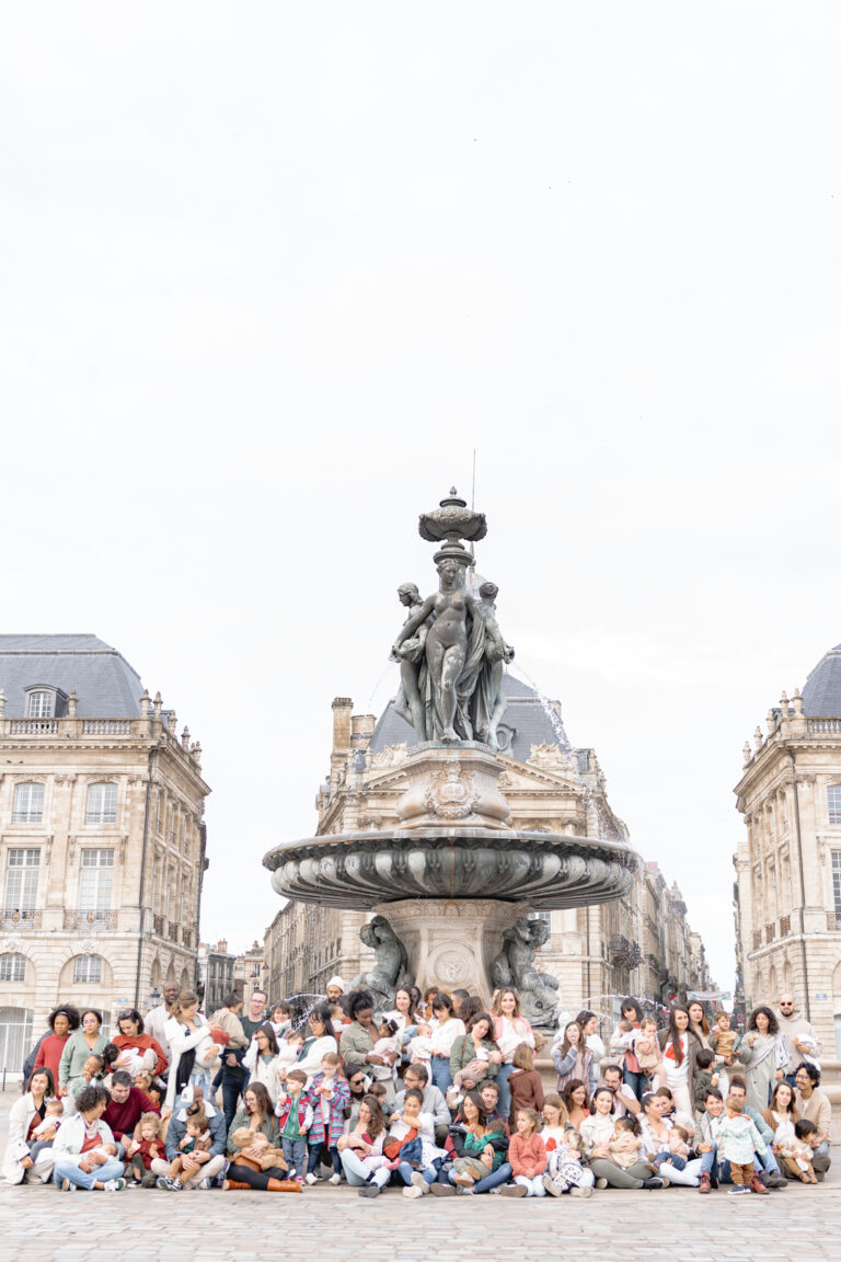 Grande photo collective qui regroupe tous les parents pour #jaifaimjemange sur la place de la bourse de Bordeaux