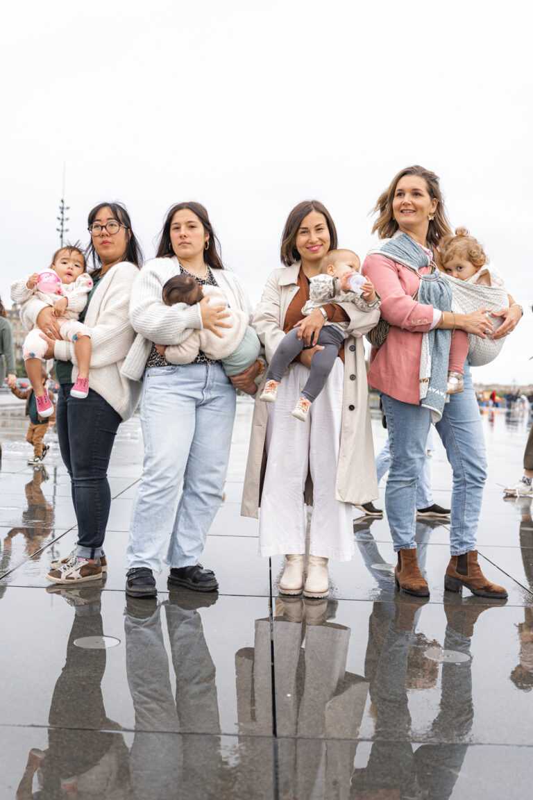 Quatre maman qui nourrissent leurs enfants en les allaitant ou au biberon au miroir d'eau de Bordeaux