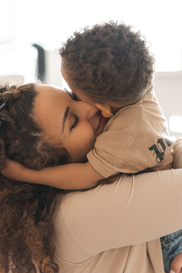 Maman qui fait un calin à son fils lors d'un shooting fête des mères au home studio à Bordeaux