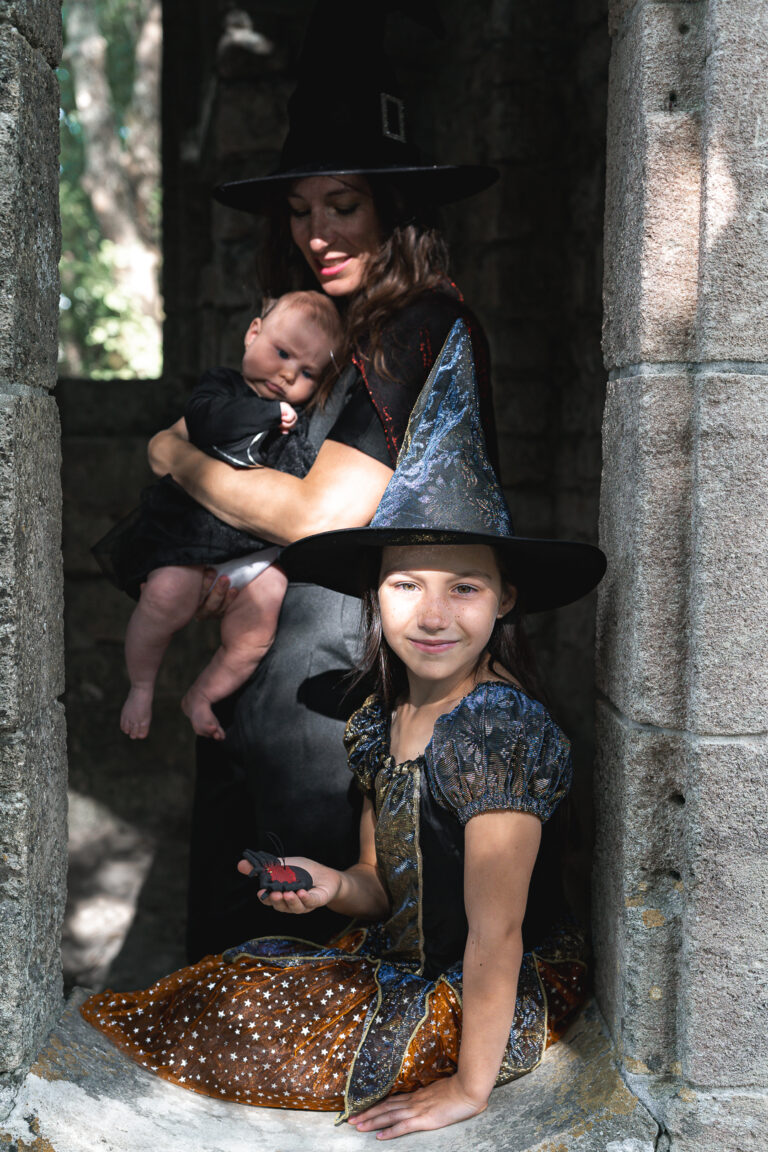 Famille déguisée en sorcière pour une séance photo halloween dans le parc majolan de bordeaux