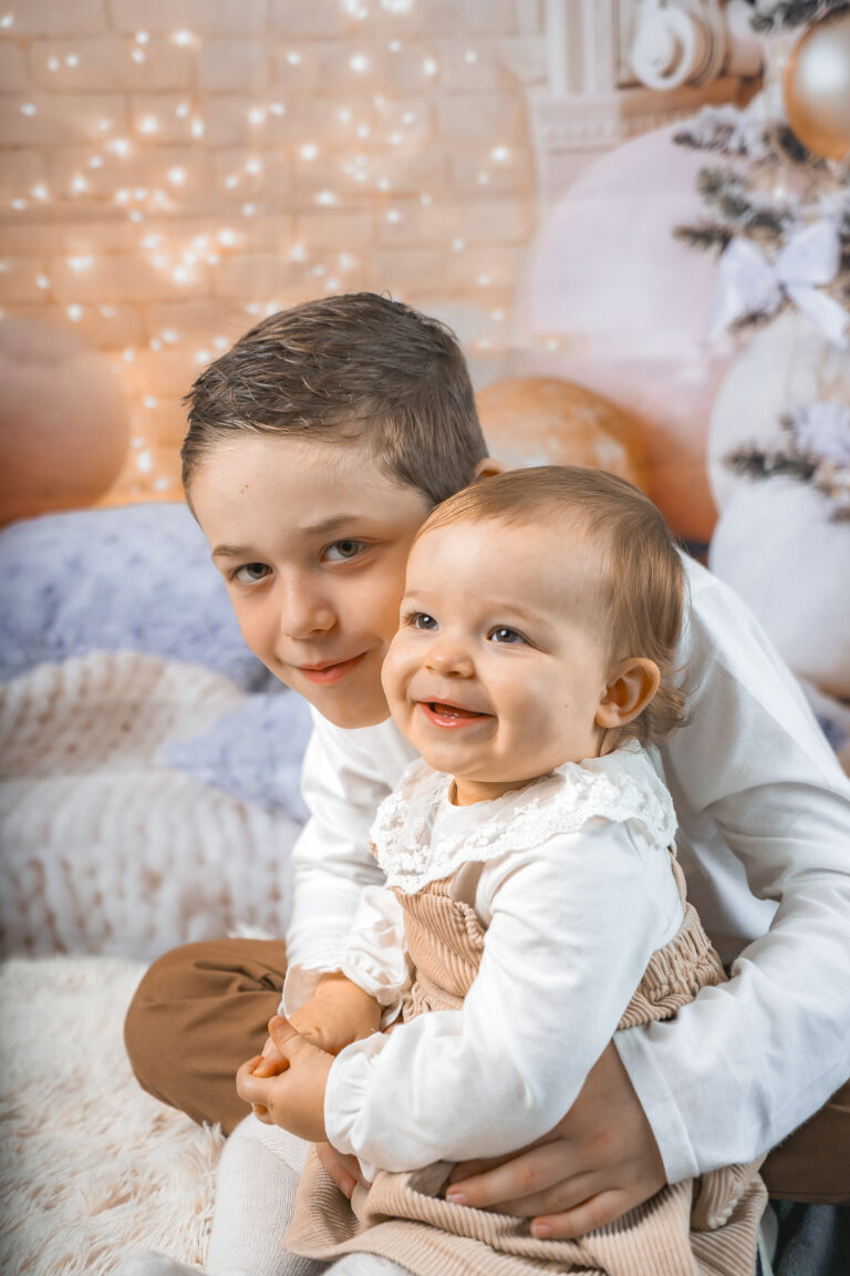 Jeune garçon et sa soeur lors d'une séance photo de Noël à Bordeaux
