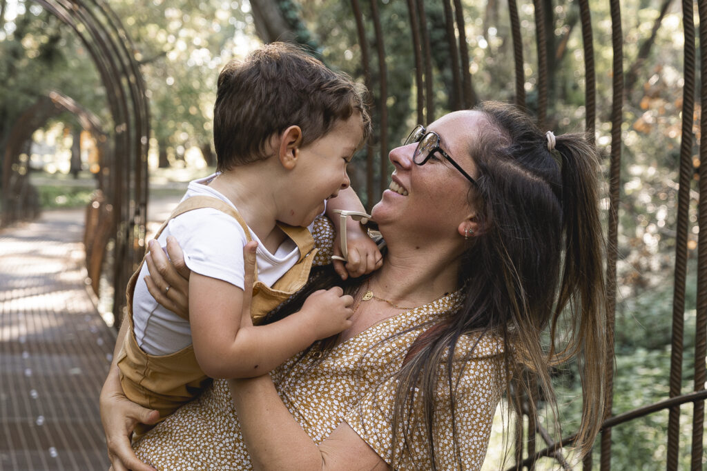 Maman qui chatouille son fils lors d'un shooting photo famille en extérieur au parc majolan de Blanquefort