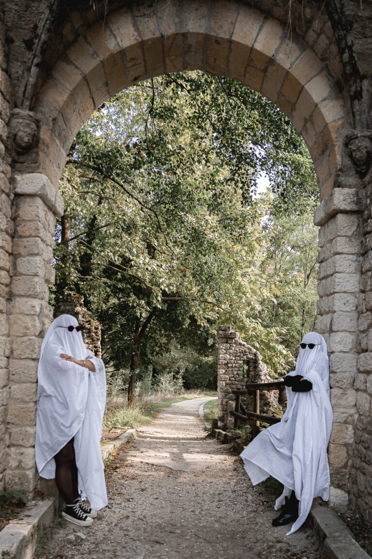 Fantômes adossés aux murs de ruines du parc majolan de blanquefort lors d'une séance photo halloween en extérieur