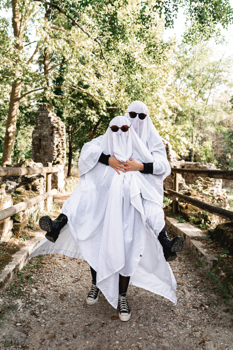 Fantome portant un autre fantome sur un pont du parc majolan de blanquefort lors d'un shooting halloween en extérieur