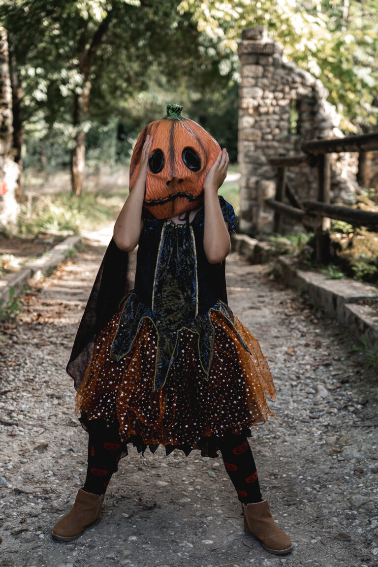 enfant déguisé en citrouille horrifiée lors d'une séance photo halloween en extérieur au parc majolan de blanquefort
