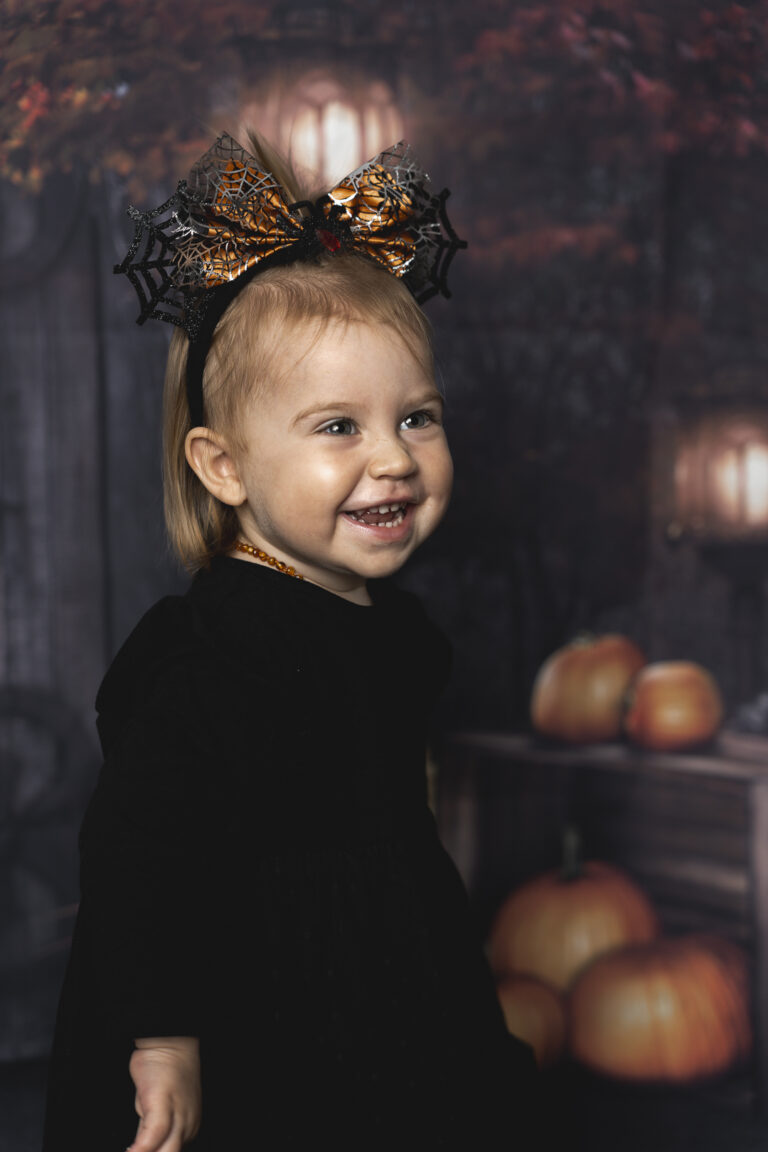 Enfant déguisée qui rit lors de son shooting Halloween au Home Studio à Bordeaux