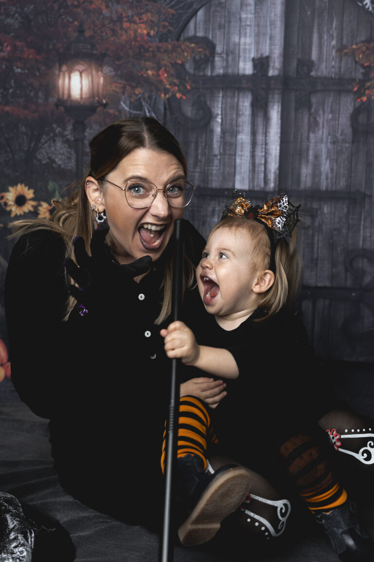 Enfant et sa maman déguisées qui crient lors de leur shooting Halloween au Home Studio à Bordeaux