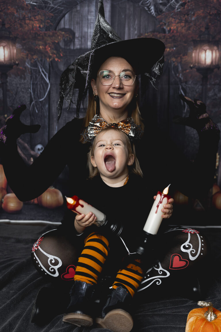 Enfant et sa maman déguisées qui sourient lors de leur shooting Halloween au Home Studio à Bordeaux