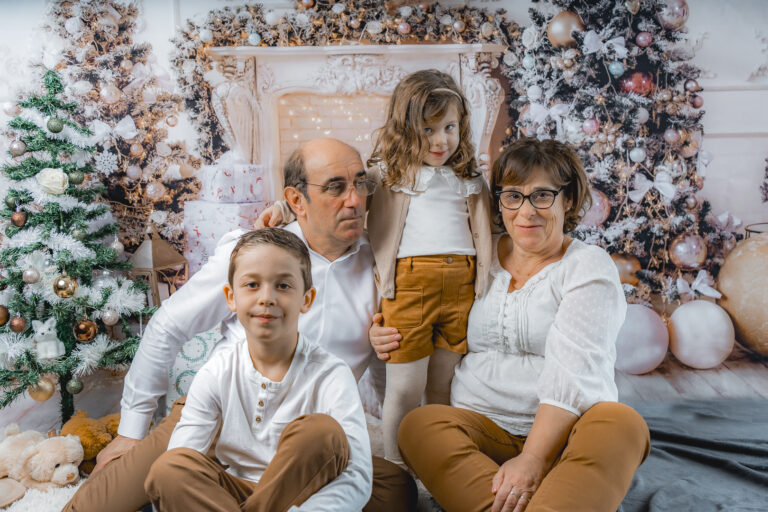 Petite fille entourée par sa famille lors d'un shooting photos de noël au home studio photos à bordeaux