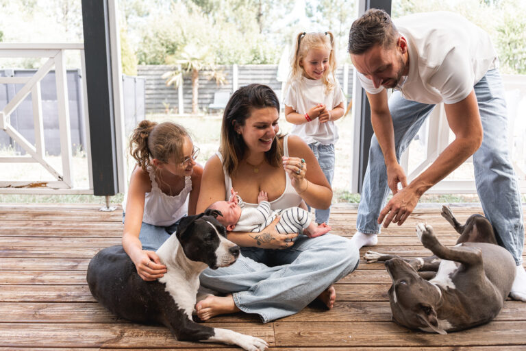 Famille qui joue avec leurs chiens lors d'une séance photo famille à mios