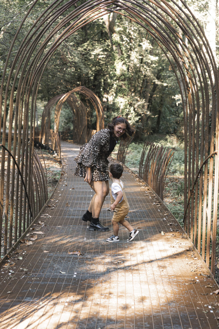 Maman qui joue avec son fils lors d'une séance photo en famille dans une forêt du bassin d'arcachon