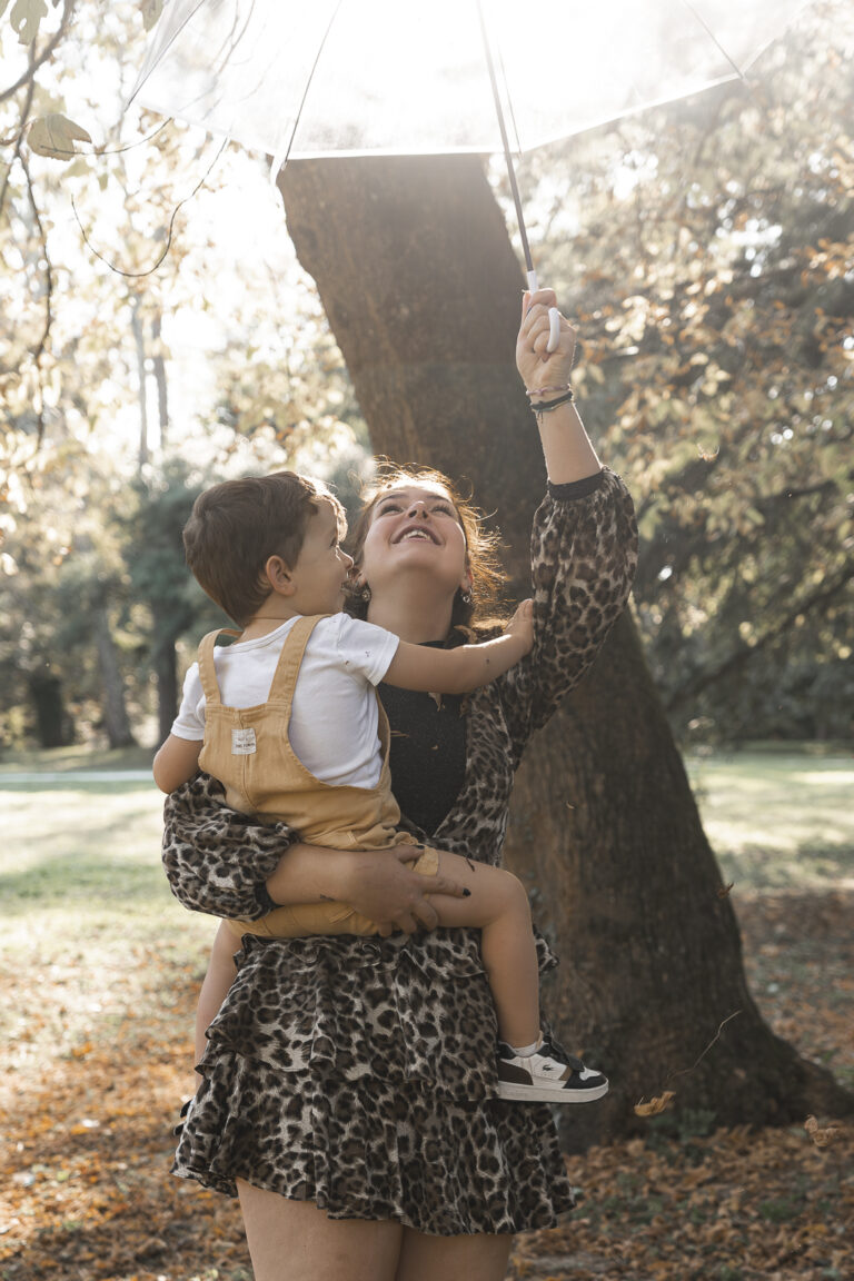 Maman et son fils lors d'une séance photo en famille dans une forêt du Bassin d'Arcachon