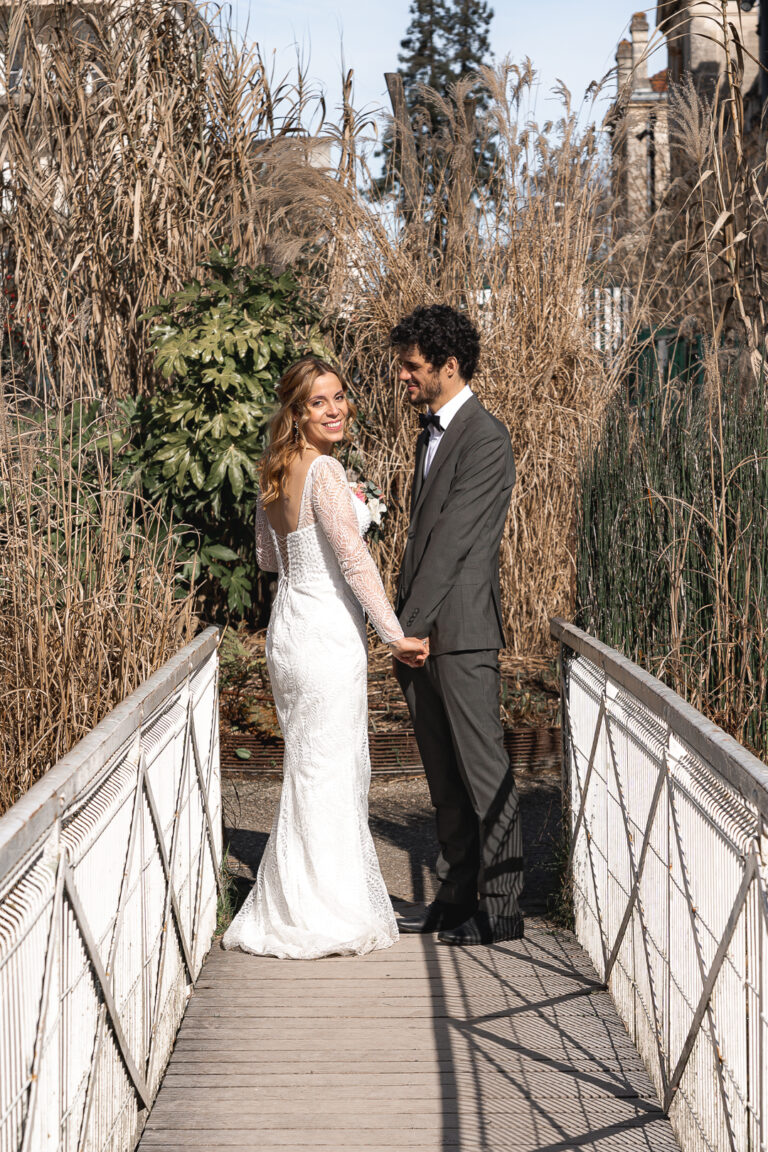 Mariés sur un pont lors de la séance couple de leur mariage civil à Pessac