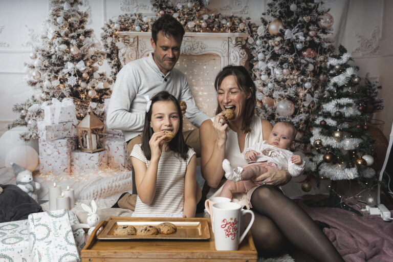 Famille qui déguste des cookies pendant leur séance photo de Noël en famille à mon home studio sur bordeaux