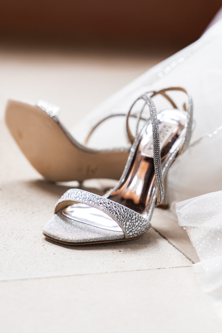 Détails de chaussures Jimmy Choo pendant les préparatifs de la mariée dans un chateau de saint-émilion lors de son mariage laïque