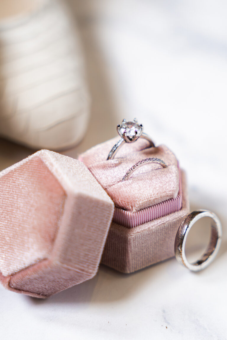 Flatlays des alliances dans une boite rose d'un mariage laïque dans un chateau libournais lors des préparatifs