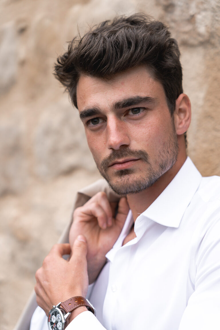 Portrait du marié pendant son mariage religieux à chartres dans un château du perche