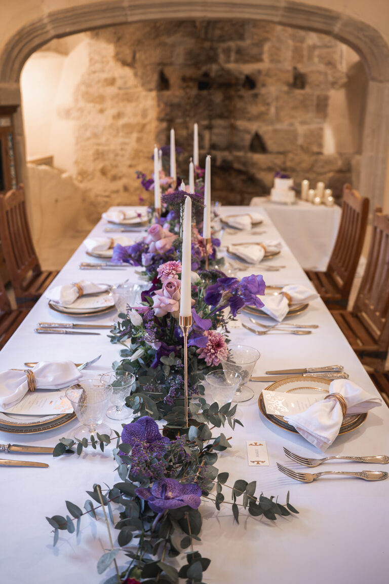 Table décorée dans un château de la Beauce pour un mariage religieux