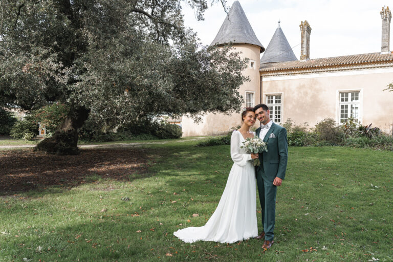 Mariés front contre front devant un château du perche pendant la séance couple d'un mariage laïque en Eure et Loir par photographe mariage perche