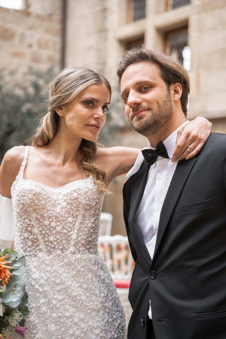 Mariés qui regarde l'objectif avec de petits sourire en coin dans un château libournais durant la séance couple de leur mariage laïque