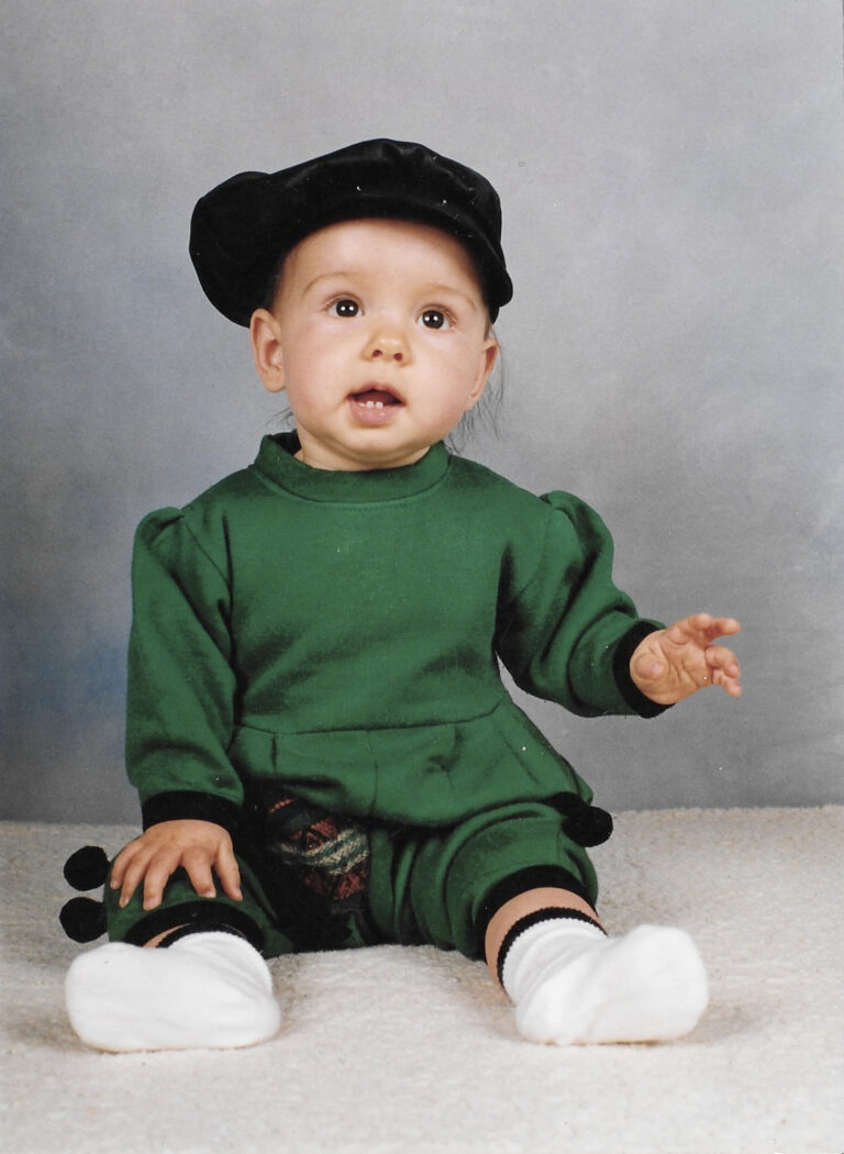 Bébé photographe avec un béret sur la tête pendant une séance photo bébé