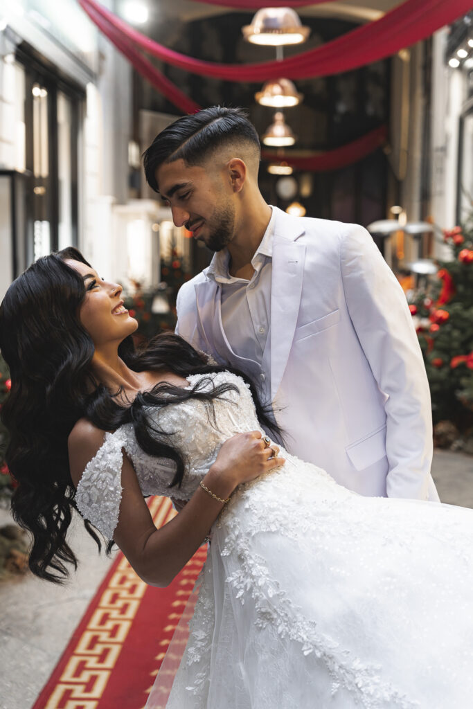 Marié qui renverse sa femme dans le passage Sarget à Bordeaux lors de la séance couple de leur mariage civil