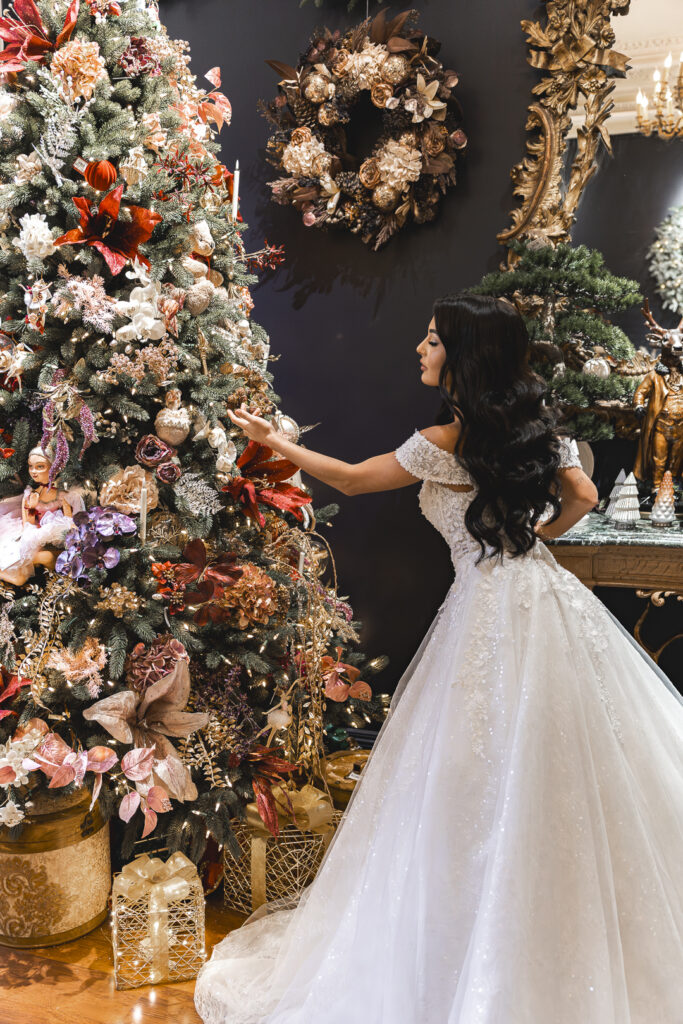 Mariée qui décore le sapin de Noël de son mariage civil à Bordeaux