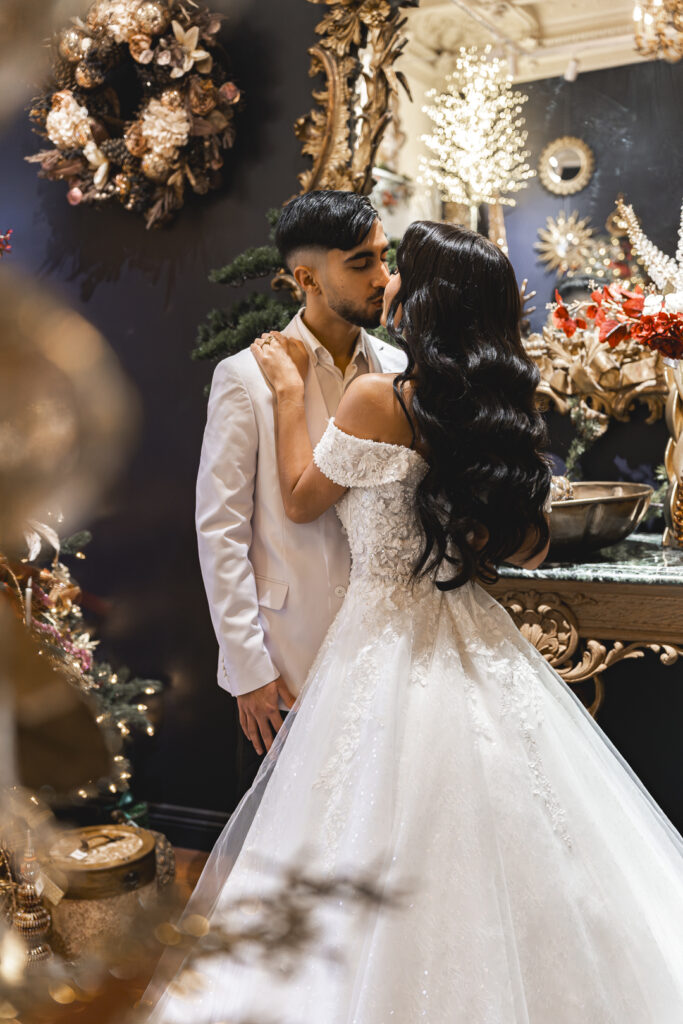 Mariés qui s'embrassent entourés de décoration de noël lors de la séance couple de leur mariage civil à Bordeaux