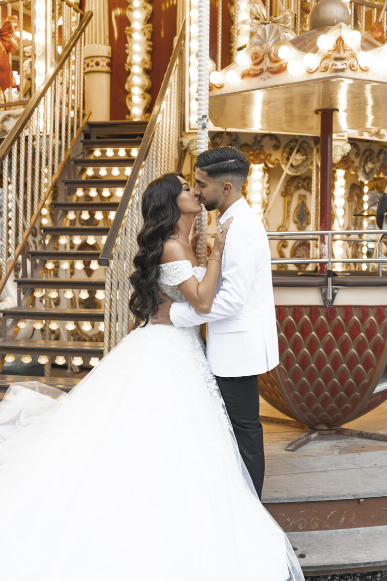 Mariés qui s'embrassent devant le carrousel de Bordeaux durant la séance photo couple de leur mariage civil