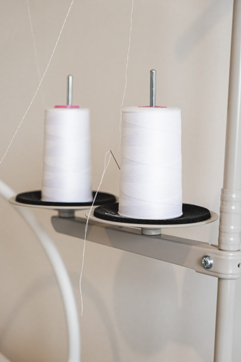Détails des bobines de fils utilisées par une créatrice de robe de mariée pour ses créations lors d'une séance photo corporate en immersion à St Sulpice de Cameyrac