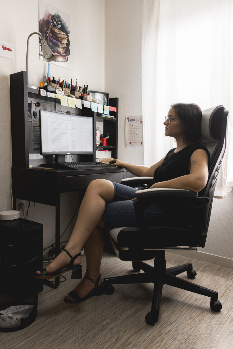 correctrice devant son bureau pendant un shooting corporate à domicile à bordeaux