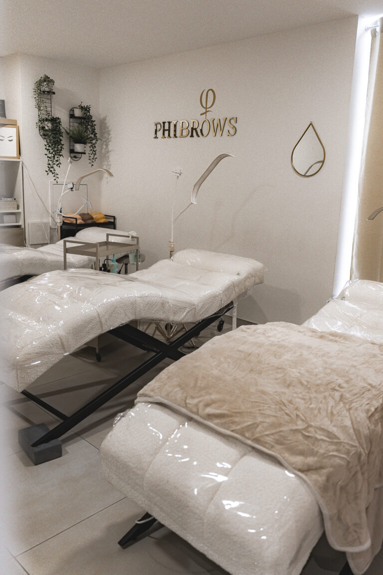 Salle d'extensions de cils lors d'une séance photo corporate en immersion dans un salon de bordeaux