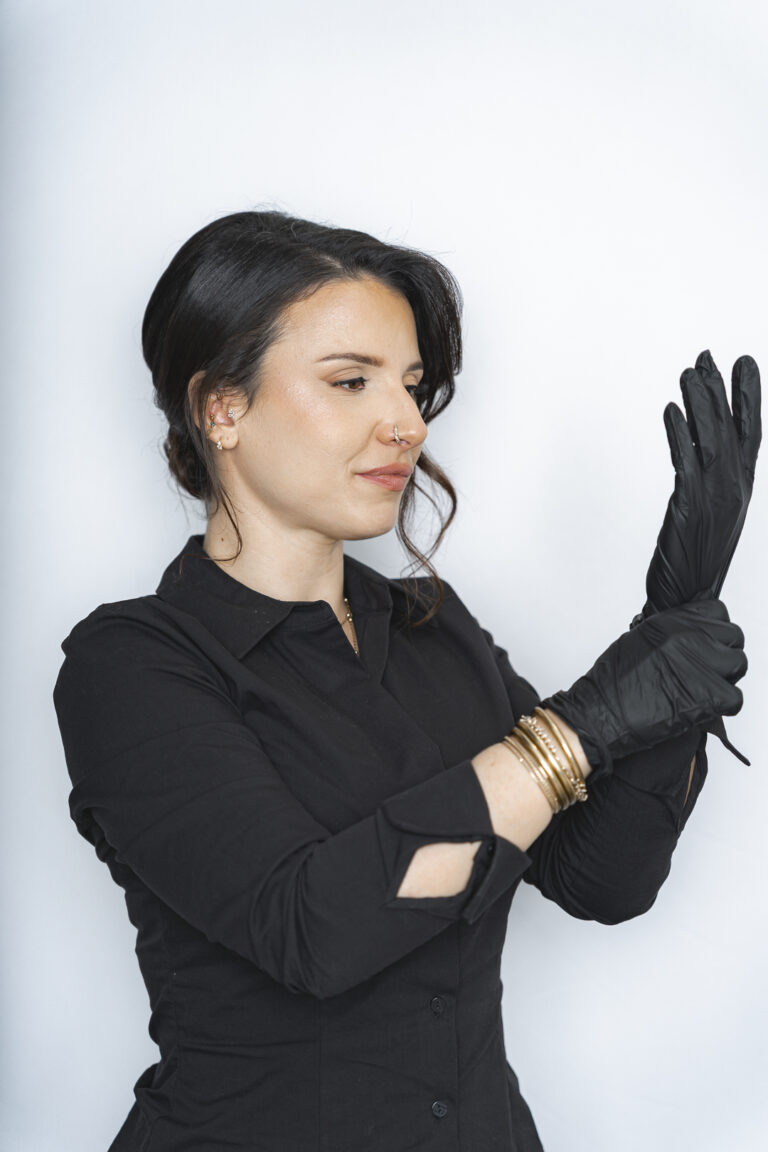 Portrait professionnel d'une lash artist lors d'une séance photo corporate en immersion dans son salon à bordeaux