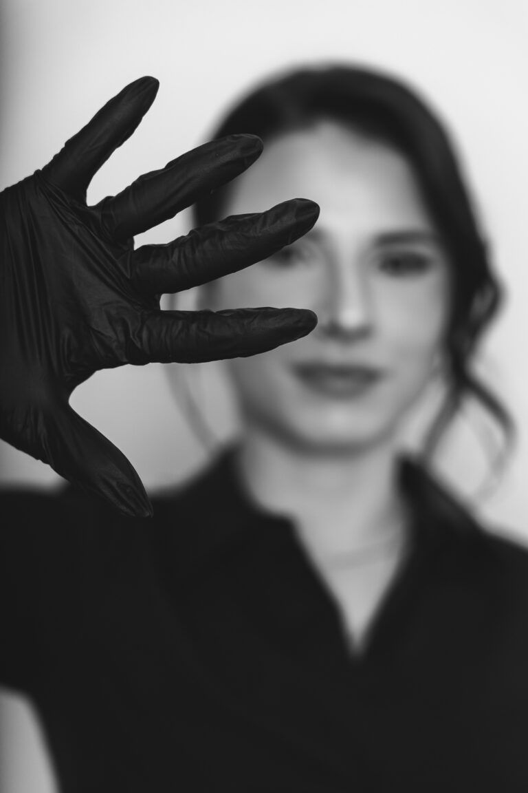 Portrait professionnel d'une lash artist lors d'une séance photo corporate en immersion dans son salon à bordeaux