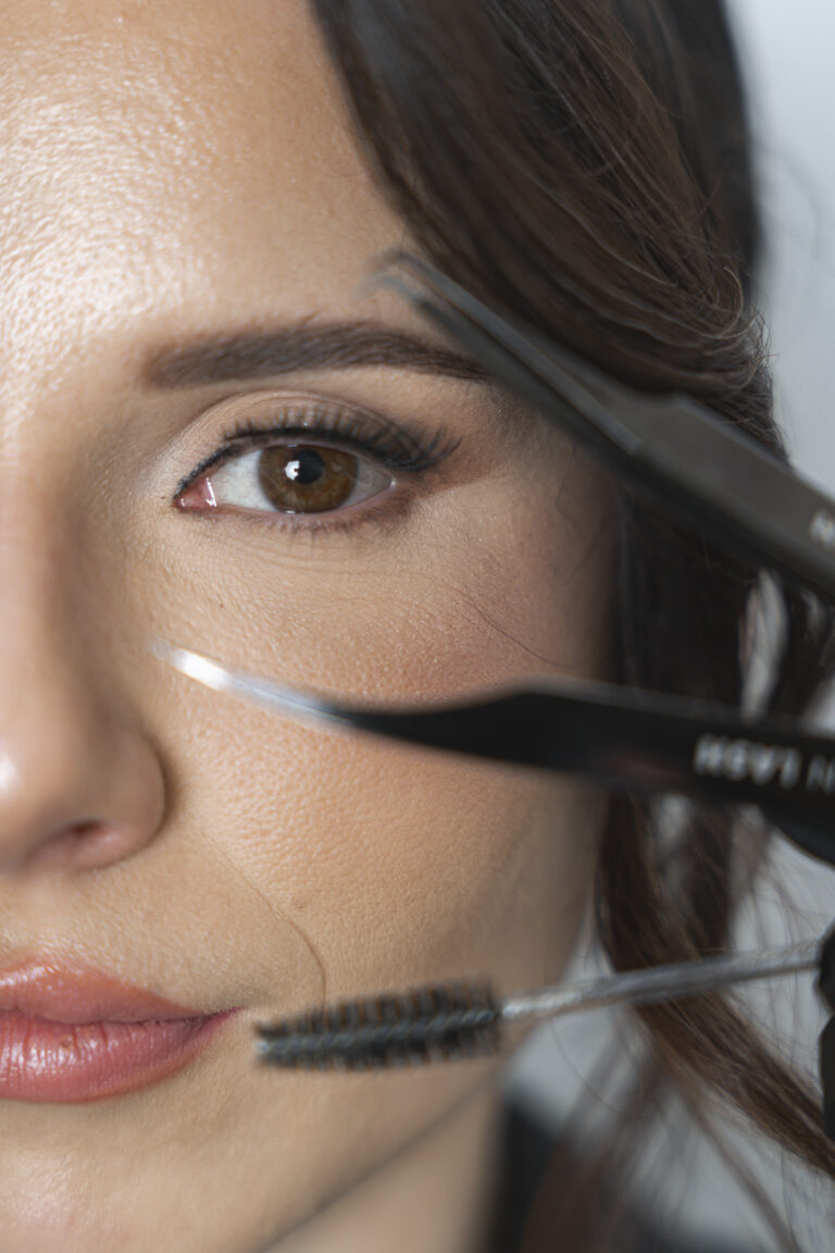 gros plan des yeux d'une lash artist avec ses outils lors d'une séance portrait corporate à Bordeaux à son salon