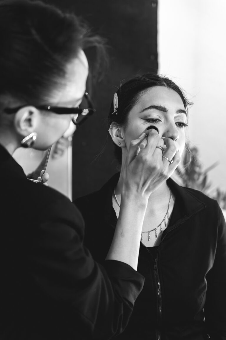 Mise en situation d'une maquilleuse en pleine action lors d'une séance photo corporate en immersion à Libourne