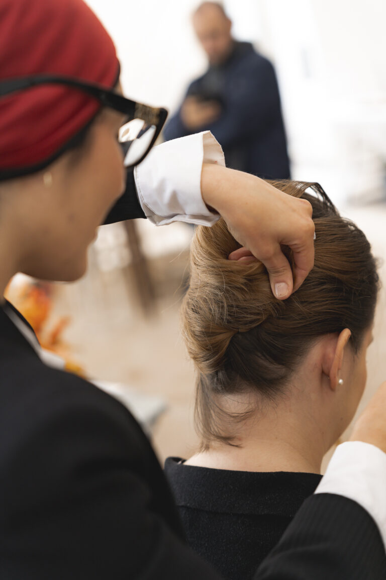Mise en situation d'une coiffeuse en pleine action lors d'une séance photo corporate en immersion à Libourne