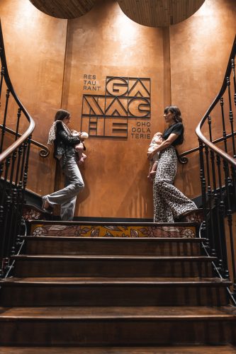Deux mamans en haut des escaliers du restaurant ganache à Bordeaux